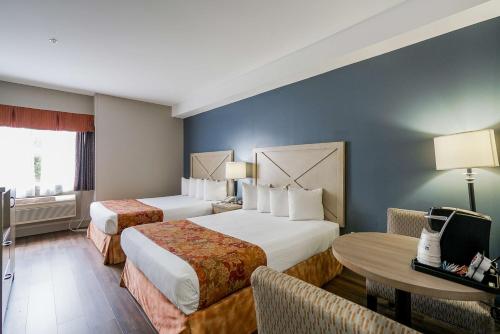 Ένα ή περισσότερα κρεβάτια σε δωμάτιο στο Best Western Peace Arch Inn