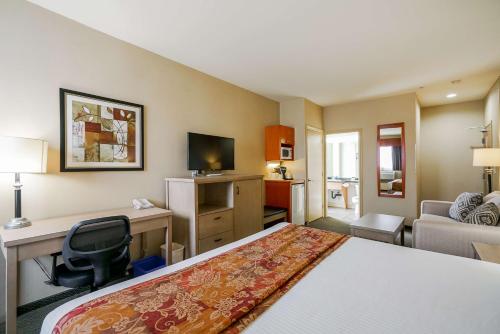 Μια τηλεόραση ή/και κέντρο ψυχαγωγίας στο Best Western Peace Arch Inn