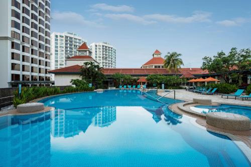 basen w ośrodku z budynkami w tle w obiekcie JEN Singapore Tanglin by Shangri-La w Singapurze