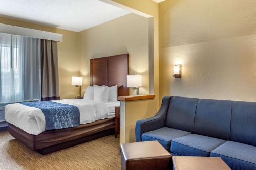 Un pat sau paturi într-o cameră la Comfort Inn Rockford near Casino District