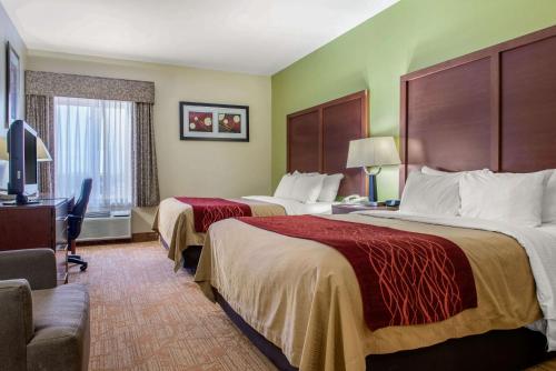 une chambre d'hôtel avec deux lits et un bureau dans l'établissement Quality Inn Jacksonville near I-72, à South Jacksonville