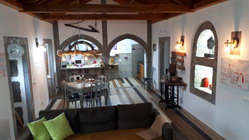 ein Wohnzimmer mit einem Sofa und einem Tisch in der Unterkunft De Baixo Da Ponte in Biscoitos
