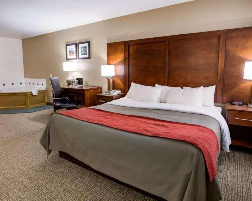 En eller flere senge i et værelse på Comfort Inn Kearney - Liberty