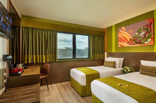 Una cama o camas en una habitación de Temple Bar Inn