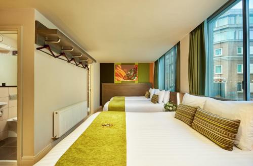 Una cama o camas en una habitación de Temple Bar Inn