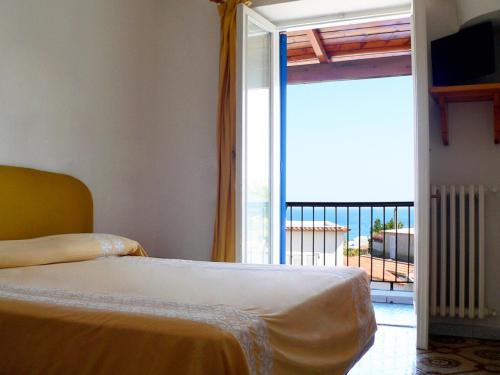 伊斯基亞的住宿－Hotel la Maggioressa，一间卧室设有一张床,享有阳台的景色