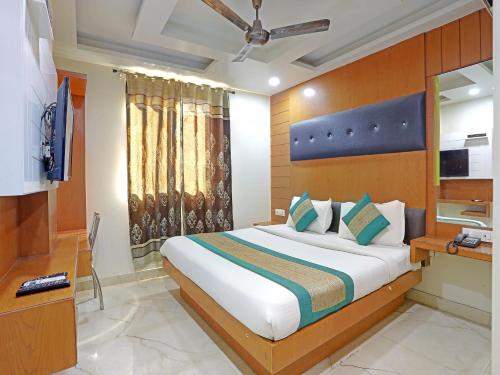 Hotel Tashkent Palace - Near New Delhi Railway Stationにあるベッド