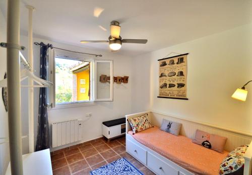 CartajimaにあるLa Chácara- Fuente de los Pecesのソファと窓のあるリビングルーム