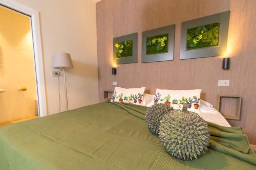 een slaapkamer met een bed met een grote ananas erop bij Hotel Rex in Gabicce Mare