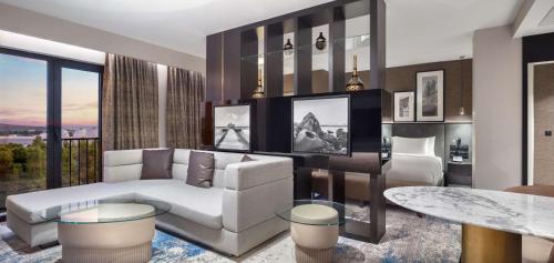 Radisson Hotel Izmir Aliagaにあるシーティングエリア