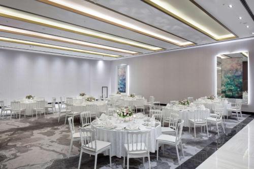 Radisson Hotel Izmir Aliagaにあるレストランまたは飲食店