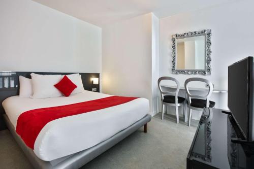 Tempat tidur dalam kamar di Sure Hotel by Best Western Nantes Beaujoire