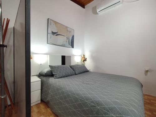 sypialnia z łóżkiem w białym pokoju w obiekcie Apartamento 2, Chalet Manzano a 15" de Sevilla, a 30" del Aeropuerto de Sevilla w mieście Villanueva del Ariscal