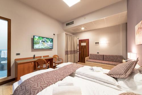 pokój hotelowy z dwoma łóżkami i telewizorem w obiekcie Hotel all'Orso w mieście Biancade