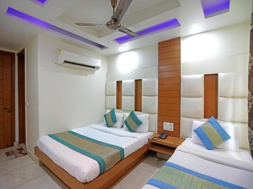 En eller flere senge i et værelse på Hotel Tashkent Palace - Near New Delhi Railway Station