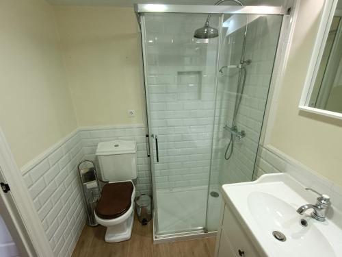 W łazience znajduje się prysznic, toaleta i umywalka. w obiekcie Apartamento Sierra Nevada Ski y Ciclismo w mieście Sierra Nevada