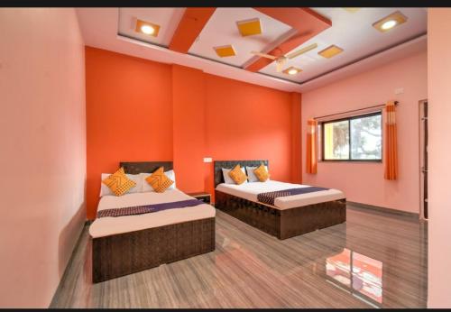 Katil atau katil-katil dalam bilik di Hotel Nisarg Lodging And Restaurant