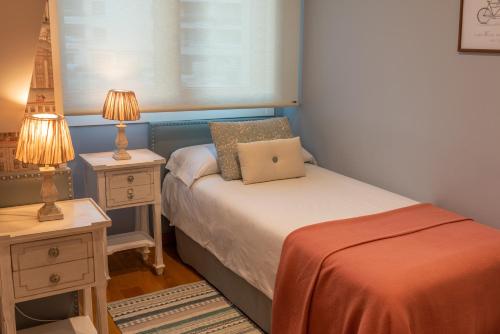 Un pat sau paturi într-o cameră la Exclusivo Chalet en Isla de la Toja