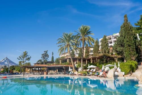 Peldbaseins naktsmītnē Coral Beach Hotel & Resort Cyprus vai tās tuvumā