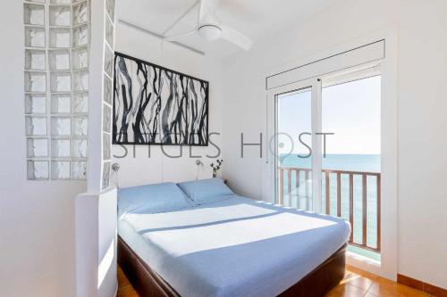 a bedroom with a bed with a view of the ocean at Alojáte en una torre sobre el mar in Sitges