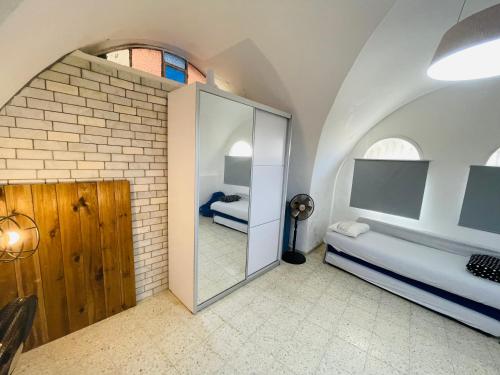 sypialnia z lustrem i łóżkiem w pokoju w obiekcie Zimmer in old City w mieście Safed