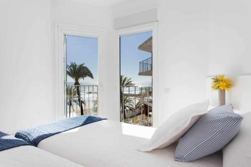 Postel nebo postele na pokoji v ubytování Sitges Bellavista Vistas Espectaculares del Mar