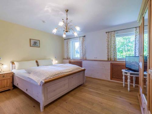 Una cama o camas en una habitación de Alpenresidenz Fieberbrunn