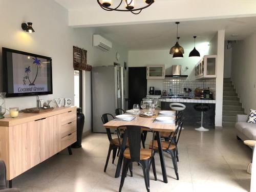 a dining room and kitchen with a table and chairs at Villa Prana île Maurice in Grand Baie