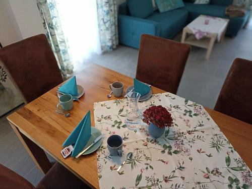 uma mesa de madeira com uma toalha de mesa com flores em Beim Orgeler em Fügen