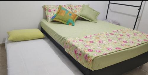 um quarto com 2 camas individuais e em Loft Aconchegante em Petrópolis em Petrópolis