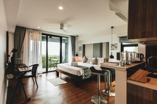 1 dormitorio con 1 cama y escritorio en una habitación en Monte Vista Chalet Khaoyai, en Ban Nong Song Hong