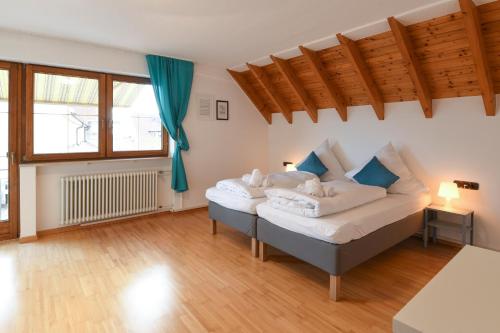 Sala de estar con cama con almohadas azules y blancas en FeWo Immenstaad 1 en Immenstaad am Bodensee