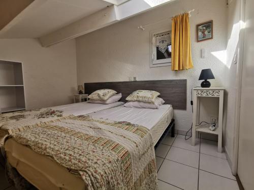 1 dormitorio con 1 cama grande en una habitación en Les Lavandines -Coquette Maison de Vacances - 400 m de la plage - Grande Terrasse - 2 chambres - 2 salles de bain - Tout confort en Argelès-sur-Mer
