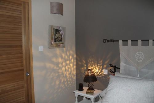 een slaapkamer met een bed en een lamp op een tafel bij Lou Bastido in Marseille