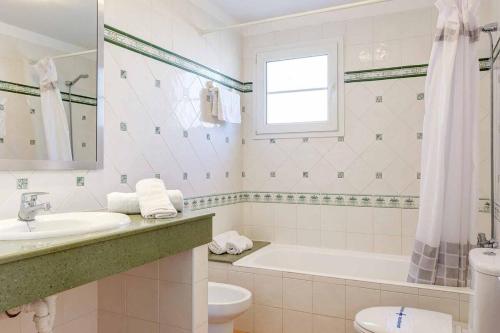 A bathroom at Luxury Villa in Binibeca with Jacuzzi