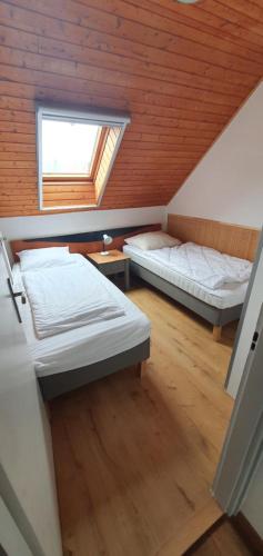 Postel nebo postele na pokoji v ubytování ForRest Apartman