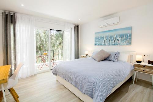 Ein Bett oder Betten in einem Zimmer der Unterkunft Perfectly located beachside apartment in Elviria Marbella