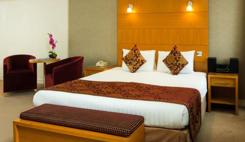 Tempat tidur dalam kamar di The Park City Grand Plaza Kensington Hotel