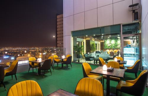 Un restaurante u otro lugar para comer en Al Malqa Elite Hotel