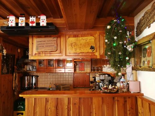 una cucina con un albero di Natale su un bancone di EkoTurizem Viženčar a Cerklje na Gorenjskem