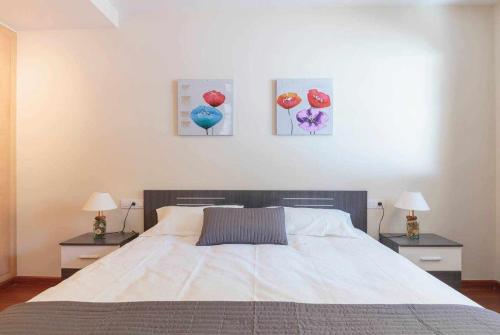 sypialnia z łóżkiem z trzema obrazami na ścianie w obiekcie Centro de Canillo GRANDVALIRAMONT MAGIC w mieście Canillo