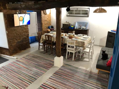 a kitchen and dining room with a table and chairs at Casa da Carvalha - Ádela in Açor