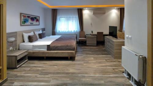 Tourist Resort Ribarsko Ostrvo tesisinde bir odada yatak veya yataklar