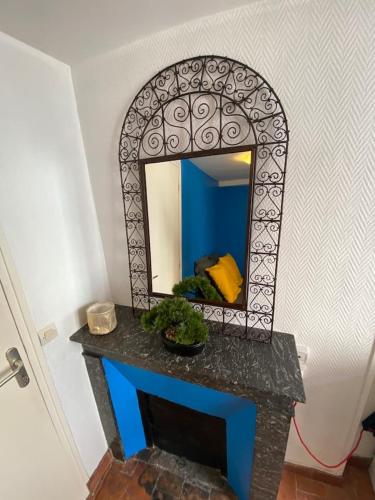 - un miroir au-dessus d'une table dans l'établissement Pause Paisible à Blois « Comme à « BROOKLYN », à Blois