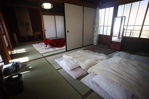 Ліжко або ліжка в номері コミュニティカフェ民泊つむぎ