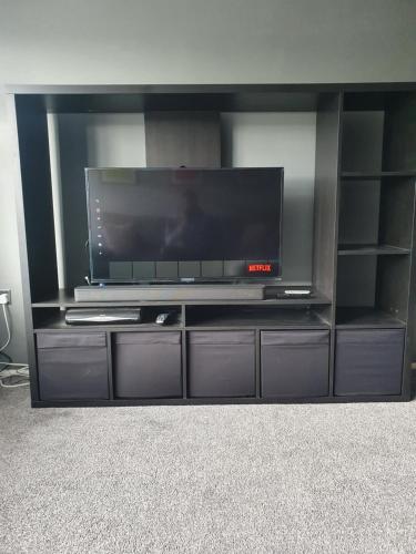 Μια τηλεόραση ή/και κέντρο ψυχαγωγίας στο Central 2 bed apartment