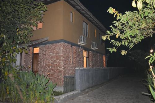 El edificio en el que está la casa vacacional