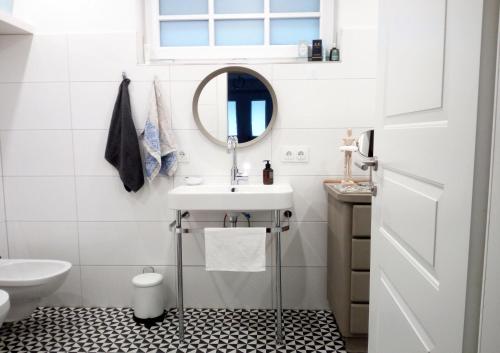 uma casa de banho com um lavatório e um espelho em Malvasia Apart em Stumm