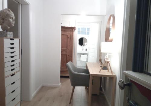 a bedroom with a desk and a chair in a room at Malvasia Apart in Stumm