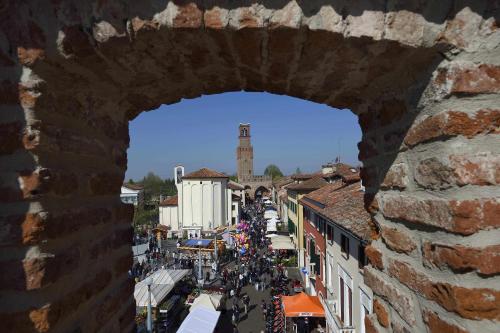 a view of a city from an archway of a street at Al Leone di San Marco LUXURY & RELAX in Noale